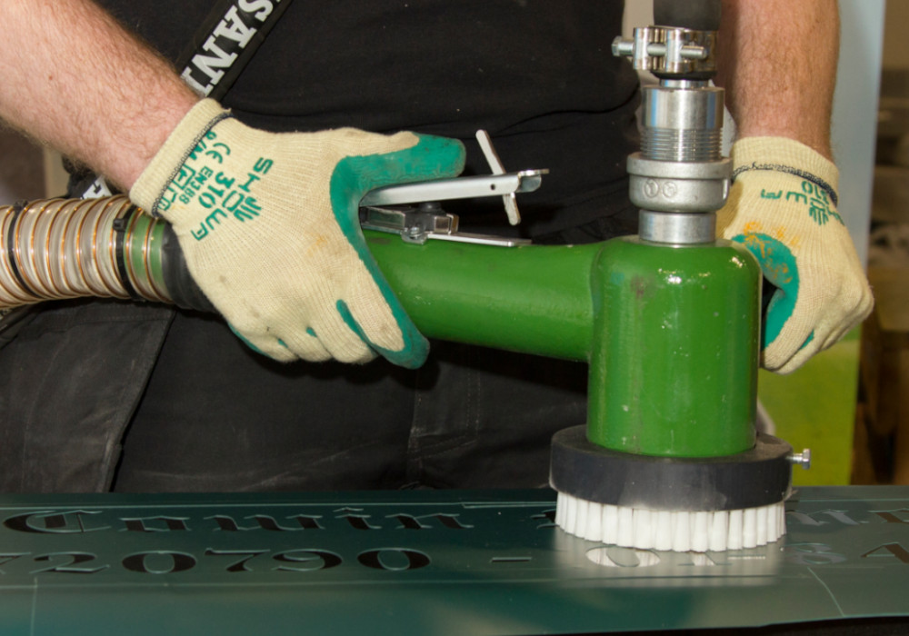 Dustless Sandblasting – How Does It Work?